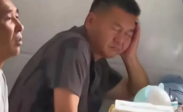 Đi họp phụ huynh cho con, ông bố bỗng nổi tiếng sau khi lộ biểu cảm ‘không được hào hứng cho lắm’ Đi họp phụ huynh cho con, ông bố bỗng nổi tiếng sau khi lộ biểu cảm ‘không được hào hứng cho lắm’