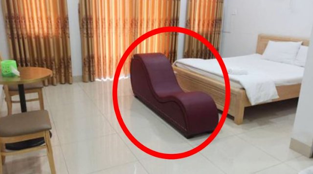 Khi vào nhà nghỉ hay khách sạn, bạn thường thấy một chiếc ghế cong, vậy công dụng của nó là gì? Khi vào nhà nghỉ hay khách sạn, bạn thường thấy một chiếc ghế cong, vậy công dụng của nó là gì?