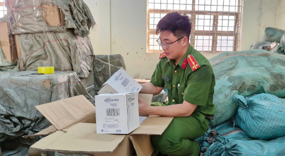 Nóng: Triệt phá đường dây buôn bán dầu gội, kem đánh răng giả quy mô lớn ở Nghệ An Nóng: Triệt phá đường dây buôn bán dầu gội, kem đánh răng giả quy mô lớn ở Nghệ An