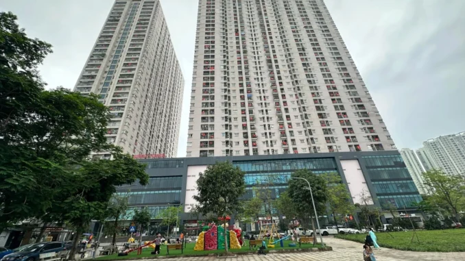 Chuyện thật như đùa: Gần 30 triệu bay lả tả từ tầng cao chung cư ở Hà Nội Chuyện thật như đùa: Gần 30 triệu bay lả tả từ tầng cao chung cư ở Hà Nội