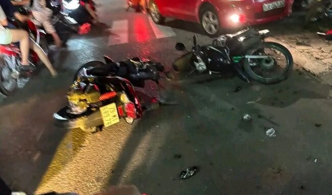 “Xe điên” tông hàng loạt xe máy, 3 người bị thương “Xe điên” tông hàng loạt xe máy, 3 người bị thương