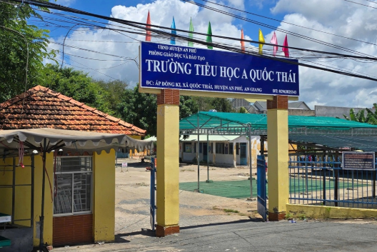 Cái kết cho thầy hiệu trưởng An Giang nhắn tin với cả ch:ục cô giáo trong trường Cái kết cho thầy hiệu trưởng An Giang nhắn tin với cả ch:ục cô giáo trong trường