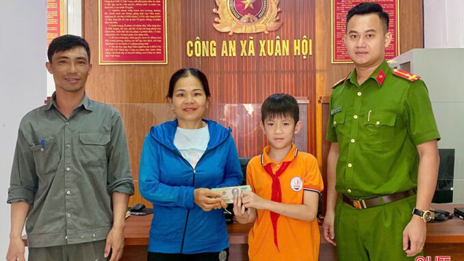 Nhặt được 61 triệu đồng, cháu bé cùng bố trả lại người đánh mất Nhặt được 61 triệu đồng, cháu bé cùng bố trả lại người đánh mất