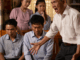 Tôi và chồng vừa cưới bố mẹ đ:;ẻ tôi đã cho 1 căn nhà 3 tỷ để ra ở riêng, nào ngờ mẹ chồng bày m;;ưu tính k:ếmượn sổ đỏ rồi đem đi thế chấp cho em trai mua xe, ngày bố mẹ tôi biết chuyện, chỉ 1 câu nói vỏn vẹn 3 từ của bố tôi khiến cả nhà chồng phải cúi mặt không dám ngẩng đầu…