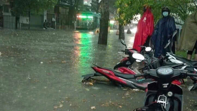 Mưa gió biến đường ở TPHCM thành sông, quật đổ đèn tín hiệu giao thông, cuốn trôi xe ở Bình Dương Mưa gió biến đường ở TPHCM thành sông, quật đổ đèn tín hiệu giao thông, cuốn trôi xe ở Bình Dương