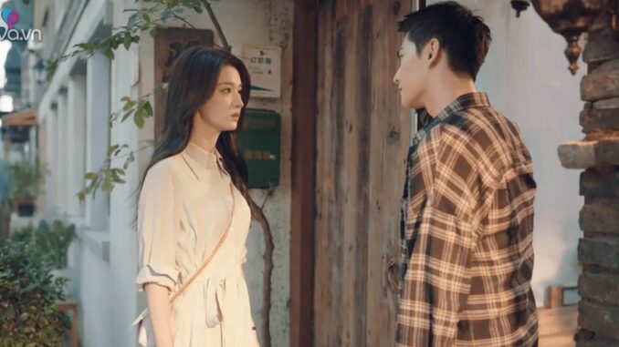 Do vợ có bầu trước nên chúng tôi kết h:ôn khi cả hai còn non trẻ, chưa có việc làm ổn định. Vợ tôi là người biết vun vén nhưng thích hơn thua, thù dai, suy nghĩ nhiều. Từ đầu mẹ tôi đã không thích con dâu do quê em quá xa, cách Hà Nội đến 300km nên lắm lúc mặt nặng mày nhẹ, mẹ nghĩ em có bầu để gài tôi cưới. Khi vợ bầu bí rồi ở nhà nuôi con nhỏ trong vòng một năm rưỡi, mẹ tôi nhiều lần không bằng lòng với vợ, cho rằng em ăn bám chồng, h:ỗn l:áo, không biết điều. Thời gian đầu, giữa vợ và mẹ tôi chỉ có vài mâu thuẫn vụn vặt trong quá trình sinh hoạt, vợ vẫn tôn trọng và nể mặt tôi mà cư xử phải phép với mẹ, nhưng sau đó vợ cãi mẹ, không chào hỏi, không giao tiếp. Về sau em gái tôi cũng có bầu năm 18 tu:ổi, rút kinh nghiệm từ chính bản thân nên mới khuyên em gái chỉ nên kết hôn, sinh con khi đã có việc làm ổn định. Trước mặt gia đình tôi, vợ ra vẻ quan tâm là vậy, sau lưng lại tâm sự với nhà ngoại rằng em tôi sẽ sớm thành mẹ đơn thân, lại quay về ăn bám gia đình. Lần đó chúng tôi cãi nhau, vợ đã xúc phạm mẹ tôi, nói mẹ tôi ăn ở không có đức, bà hắt hủi con dâu khi có b:ầu nên giờ con bà cũng sẽ bị như vậy. Đó là lần đầu tien tôi t:át vợ, vợ không thèm đi đám cưới của em tôi luôn. Rồi vợ chồng tôi nghiêm túc nói chuyện, giải tỏa ấm ức và quyết định ra ở riêng và mối quan hệ giữa mẹ, em gái tôi và vợ đã sứt mẻ đến nỗi không thể hàn gắn. Hôm đó, con tôi bị hóc kẹo đến nghẹt thở, nhưng em tôi ở đó tưởng cháu bị ho nên không giúp đỡ gì, để rồi tối hôm đó vợ tôi tuyên bố thẳng… mai sau mẹ tôi m:ất cũng không về vi:ến:g …Đọc tiếp tại bình luận Do vợ có bầu trước nên chúng tôi kết h:ôn khi cả hai còn non trẻ, chưa có việc làm ổn định. Vợ tôi là người biết vun vén nhưng thích hơn thua, thù dai, suy nghĩ nhiều. Từ đầu mẹ tôi đã không thích con dâu do quê em quá xa, cách Hà Nội đến 300km nên lắm lúc mặt nặng mày nhẹ, mẹ nghĩ em có bầu để gài tôi cưới. Khi vợ bầu bí rồi ở nhà nuôi con nhỏ trong vòng một năm rưỡi, mẹ tôi nhiều lần không bằng lòng với vợ, cho rằng em ăn bám chồng, h:ỗn l:áo, không biết điều. Thời gian đầu, giữa vợ và mẹ tôi chỉ có vài mâu thuẫn vụn vặt trong quá trình sinh hoạt, vợ vẫn tôn trọng và nể mặt tôi mà cư xử phải phép với mẹ, nhưng sau đó vợ cãi mẹ, không chào hỏi, không giao tiếp. Về sau em gái tôi cũng có bầu năm 18 tu:ổi, rút kinh nghiệm từ chính bản thân nên mới khuyên em gái chỉ nên kết hôn, sinh con khi đã có việc làm ổn định. Trước mặt gia đình tôi, vợ ra vẻ quan tâm là vậy, sau lưng lại tâm sự với nhà ngoại rằng em tôi sẽ sớm thành mẹ đơn thân, lại quay về ăn bám gia đình. Lần đó chúng tôi cãi nhau, vợ đã xúc phạm mẹ tôi, nói mẹ tôi ăn ở không có đức, bà hắt hủi con dâu khi có b:ầu nên giờ con bà cũng sẽ bị như vậy. Đó là lần đầu tien tôi t:át vợ, vợ không thèm đi đám cưới của em tôi luôn. Rồi vợ chồng tôi nghiêm túc nói chuyện, giải tỏa ấm ức và quyết định ra ở riêng và mối quan hệ giữa mẹ, em gái tôi và vợ đã sứt mẻ đến nỗi không thể hàn gắn. Hôm đó, con tôi bị hóc kẹo đến nghẹt thở, nhưng em tôi ở đó tưởng cháu bị ho nên không giúp đỡ gì, để rồi tối hôm đó vợ tôi tuyên bố thẳng… mai sau mẹ tôi m:ất cũng không về vi:ến:g …Đọc tiếp tại bình luận