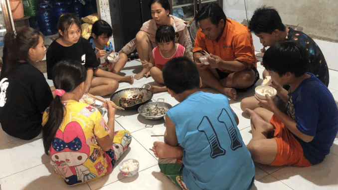 Nhà đông con tôi phải chật vật lo ăn từng bữa, chồng chẳng mảy may quan tâm. Nhà đông con tôi phải chật vật lo ăn từng bữa, chồng chẳng mảy may quan tâm.