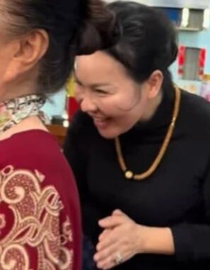 Thái độ ‘khó hiểu’ của vợ Quý Bình sau lễ thủy táng chồng Thái độ ‘khó hiểu’ của vợ Quý Bình sau lễ thủy táng chồng