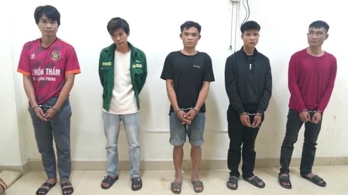 Nghệ An: Bắt 5 con nghiện chuyên cướp giật tài sản của người đi đường Nghệ An: Bắt 5 con nghiện chuyên cướp giật tài sản của người đi đường