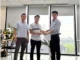 Người dân chung cư ở Hà Nội bất ngờ nhặt được cục tiền từ trên cao xuống