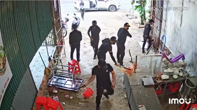 Bắt giữ 7 đối tượng mặc đồ đen đi đập phá quán phở Bắt giữ 7 đối tượng mặc đồ đen đi đập phá quán phở