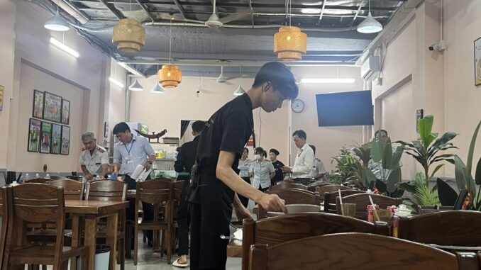 Quán lòng xe điếu nổi tiếng TPHCM bị kiểm tra, tạm dừng đón khách Quán lòng xe điếu nổi tiếng TPHCM bị kiểm tra, tạm dừng đón khách
