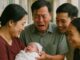 Cả họ vỡ òa đón cháu đích tôn sau 10 năm hiếm muộn, nhưng ông nội vừa nhìn mặt đứa bé liền hoảng s:ợ