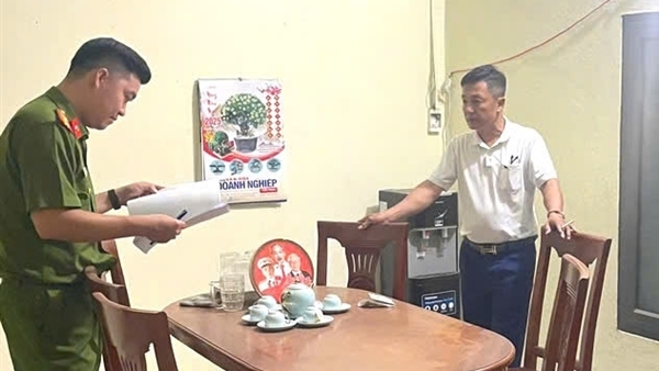 Chủ tịch Công ty Pha Lê thuê giang hồ từ Hà Nội vào Đà Nẵng chém cổ đông Chủ tịch Công ty Pha Lê thuê giang hồ từ Hà Nội vào Đà Nẵng chém cổ đông