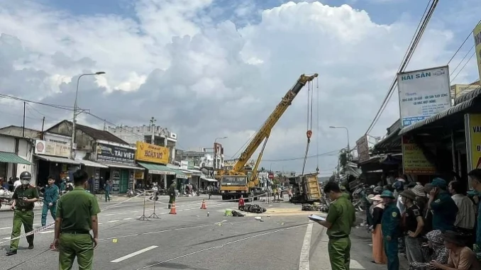 Ôtô lao vào nhà dân, tông nhiều người ở Quảng Ngãi