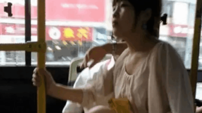 Trên xe buýt, cậu bé nói 1 câu khiến tất cả bối rối, hành động thông minh của người mẹ được khen hết lời Trên xe buýt, cậu bé nói 1 câu khiến tất cả bối rối, hành động thông minh của người mẹ được khen hết lời