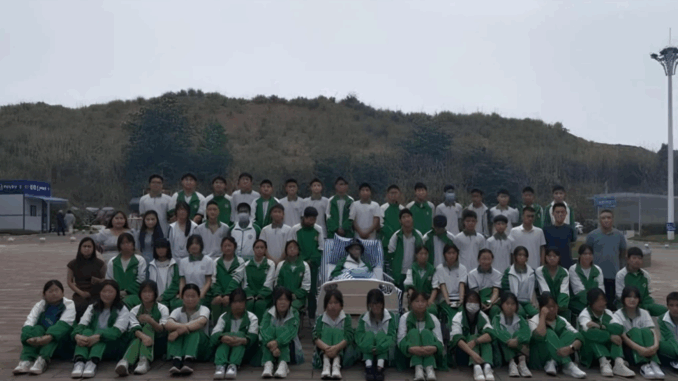 Xúc động 50 học sinh lớp 9 đến bệnh viện chụp kỷ yếu cùng bạn mắc u:ng th:ư giai đoạn cuối: Mùa hè, mùa của chia ly! Xúc động 50 học sinh lớp 9 đến bệnh viện chụp kỷ yếu cùng bạn mắc u:ng th:ư giai đoạn cuối: Mùa hè, mùa của chia ly!