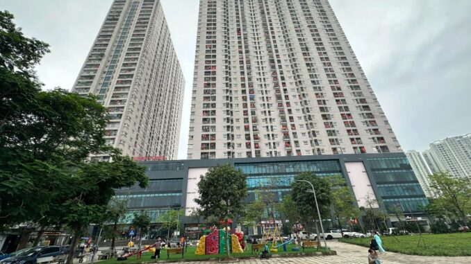 Người dân chung cư ở Hà Nội bất ngờ nhặt được cục t:iền từ trên cao xuống Người dân chung cư ở Hà Nội bất ngờ nhặt được cục t:iền từ trên cao xuống