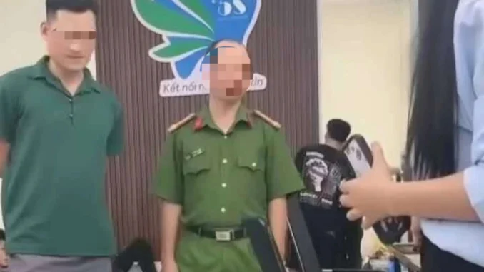 Đình chỉ công tác cán bộ công an bị tố đánh người Đình chỉ công tác cán bộ công an bị tố đánh người