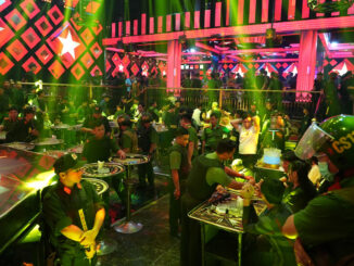 300 cảnh sát đột kích quán bar, phát hiện hơn 40 người dương tính ma túy