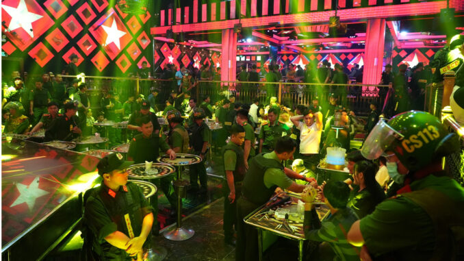 300 cảnh sát đột kích quán bar, phát hiện hơn 40 người dương tính ma túy 300 cảnh sát đột kích quán bar, phát hiện hơn 40 người dương tính ma túy