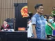 Được ‘ông trùm’ đất hiếm tặng túi hoa quả, mở ra thấy 500 triệu