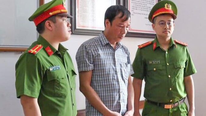 Bắt khẩn cấp chủ tịch xã ở Phú Thọ làm ngơ khai thác đất rừng trái phép Bắt khẩn cấp chủ tịch xã ở Phú Thọ làm ngơ khai thác đất rừng trái phép