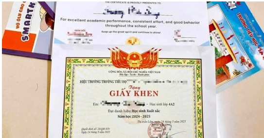 Nhiều phụ huynh “khoe” giấy khen của con, c ông a n ra c ảnh b áo