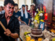 Con rể lao vào đập nát bàn thờ mẹ vợ và hét lớn trong lễ tang – cả gia tộc sốc khi biết sự thật