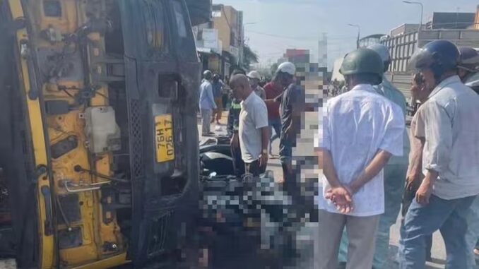 Xe tải lật đè xe máy trên QL1 qua Quảng Ngãi Xe tải lật đè xe máy trên QL1 qua Quảng Ngãi