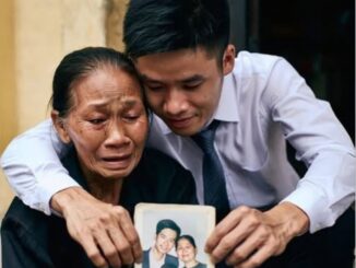 Bà cụ già nhặt ve chai phát hiện trong thùng rác tấm ảnh của mình hồi xưa, càng kinh:hoang hơn phát hiện thêm điều không ngờ về người con trai và vợ 2 của chồng, ai nghe cũng rớt nước mắt…