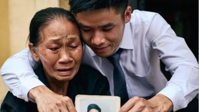 Bà cụ già nhặt ve chai phát hiện trong thùng rác tấm ảnh của mình hồi xưa, càng kinh:hoang hơn phát hiện thêm điều không ngờ về người con trai và vợ 2 của chồng, ai nghe cũng rớt nước mắt… Bà cụ già nhặt ve chai phát hiện trong thùng rác tấm ảnh của mình hồi xưa, càng kinh:hoang hơn phát hiện thêm điều không ngờ về người con trai và vợ 2 của chồng, ai nghe cũng rớt nước mắt…