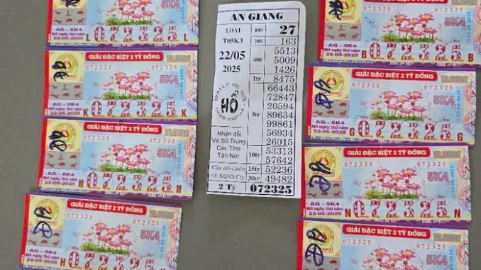 Mua 11 tờ vé số rồi tặng bạn 5 tờ, chiều tất cả cùng trúng đặc biệt Mua 11 tờ vé số rồi tặng bạn 5 tờ, chiều tất cả cùng trúng đặc biệt