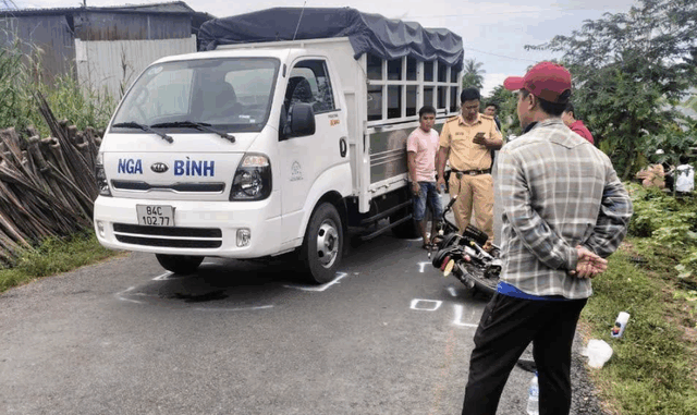 Vụ nổ súng rồi tự sát ở Vĩnh Long: Người bạn đi cùng kể lại tai nạn của con gái nghi phạm Vụ nổ súng rồi tự sát ở Vĩnh Long: Người bạn đi cùng kể lại tai nạn của con gái nghi phạm