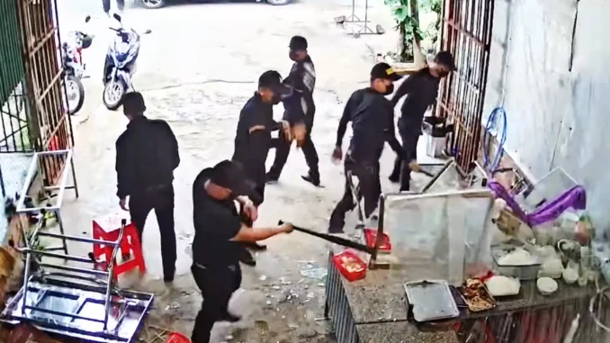 Công an thông tin vụ 7 người mặc áo đen đập phá quán phở ở Đắk Lắk Công an thông tin vụ 7 người mặc áo đen đập phá quán phở ở Đắk Lắk