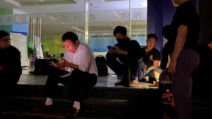 Hà Nội ra thông báo bất ngờ sau vụ xếp hàng từ mờ sáng làm thủ tục đất đai: Ai cung vui Hà Nội ra thông báo bất ngờ sau vụ xếp hàng từ mờ sáng làm thủ tục đất đai: Ai cung vui