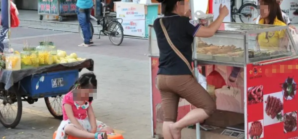 Nhìn thấy 2 mẹ con ở quán ăn, tôi chợt hiểu: Tại sao có những đứa trẻ cả đời không bao giờ thoát khỏi nghèo khó Nhìn thấy 2 mẹ con ở quán ăn, tôi chợt hiểu: Tại sao có những đứa trẻ cả đời không bao giờ thoát khỏi nghèo khó