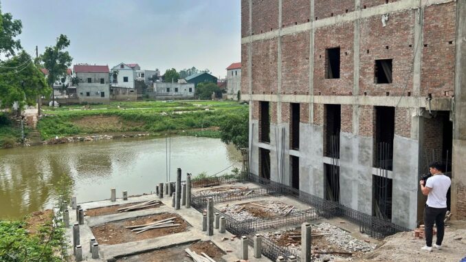 Nhà trái phép mọc nhan nhản ở vùng rốn lũ Hà Nội Nhà trái phép mọc nhan nhản ở vùng rốn lũ Hà Nội