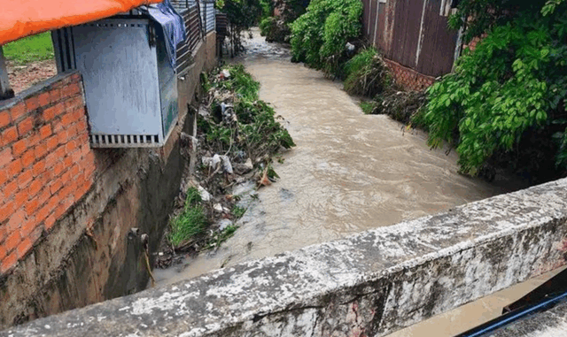 Bé gái 11 tuổi nghi bị nước cuốn mất tích sau cơn mưa lớn: Tranh thủ đi vớt ve chai trôi theo dòng nước Bé gái 11 tuổi nghi bị nước cuốn mất tích sau cơn mưa lớn: Tranh thủ đi vớt ve chai trôi theo dòng nước
