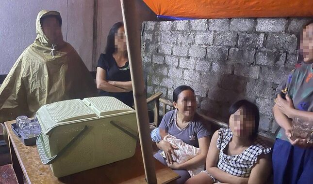 Bé gái sơ sinh bị b:ỏ lại cùng bức tâm thư trước cổng nhà vợ chồng hiếm muộn Bé gái sơ sinh bị b:ỏ lại cùng bức tâm thư trước cổng nhà vợ chồng hiếm muộn