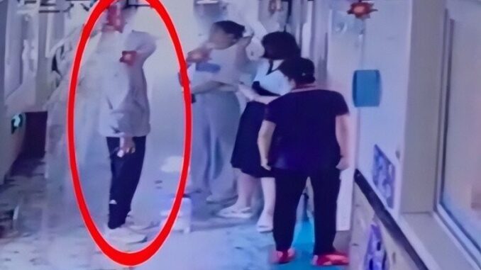 Camera trường học ghi lại cảnh một người đàn ông giả làm ông nội đến đón cháu, cái kết khiến phụ huynh rùng mình Camera trường học ghi lại cảnh một người đàn ông giả làm ông nội đến đón cháu, cái kết khiến phụ huynh rùng mình