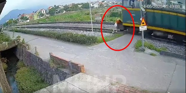 Clip cô gái bị tàu hỏa húc văng khi đi bộ qua đường ray Clip cô gái bị tàu hỏa húc văng khi đi bộ qua đường ray