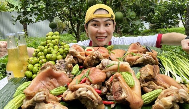 Quản lý của TikToker ăn 15 kg lòng xe điếu: ‘Sức khỏe Nga Sumo vẫn ổn’ Quản lý của TikToker ăn 15 kg lòng xe điếu: ‘Sức khỏe Nga Sumo vẫn ổn’