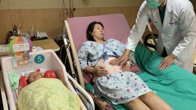 Đ;ẻ xong, tôi được nhà chồng chăm bẵ;m từng li từng tí, còn thuê cả bảo mẫu về nấu cơm riêng cho tôi. Ngay hôm đầu tiên đi làm, bảo mẫu đã nấu cho tôi một mâm đồ ăn. Nhưng bố chồng nhìn thấy liền h;ất v;ăng đi không cho ăn chỉ vì…Tôi điếng người trước hành động hất đổ mâm cơm của bố chồng. Đ;ẻ xong, tôi được nhà chồng chăm bẵ;m từng li từng tí, còn thuê cả bảo mẫu về nấu cơm riêng cho tôi. Ngay hôm đầu tiên đi làm, bảo mẫu đã nấu cho tôi một mâm đồ ăn. Nhưng bố chồng nhìn thấy liền h;ất v;ăng đi không cho ăn chỉ vì…Tôi điếng người trước hành động hất đổ mâm cơm của bố chồng.