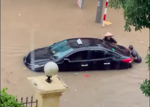 Tuyên Quang: Người dân đẩy ô tô bị ngập trong biển nước Tuyên Quang: Người dân đẩy ô tô bị ngập trong biển nước