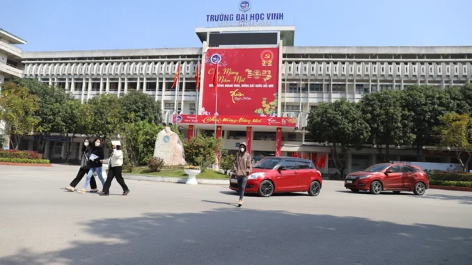Tạm đình chỉ cán bộ Đại học Vinh bị tố ‘ôm eo’ nữ sinh