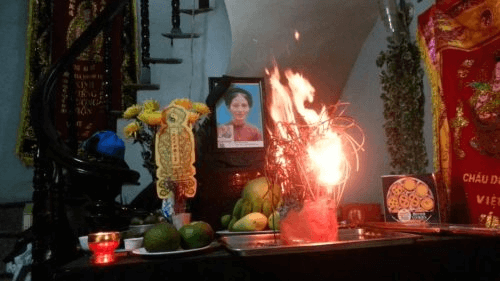 Đúng ngày 49 của vợ, tôi lau dọn bàn thờ thì t/á/i mặt thấy bát hương bốc cháy ngùn ngụt. Nghi có điềm, tôi nhìn kĩ thì ở dưới là một tờ giấy nhỏ, đọc từng dòng mà tôi run rẩy biết sự thật về người vợ quá cố Đúng ngày 49 của vợ, tôi lau dọn bàn thờ thì t/á/i mặt thấy bát hương bốc cháy ngùn ngụt. Nghi có điềm, tôi nhìn kĩ thì ở dưới là một tờ giấy nhỏ, đọc từng dòng mà tôi run rẩy biết sự thật về người vợ quá cố