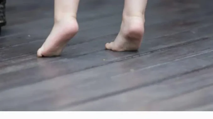 Đừng chủ quan khi trẻ đi nhón chân, bác sĩ cảnh báo Đừng chủ quan khi trẻ đi nhón chân, bác sĩ cảnh báo