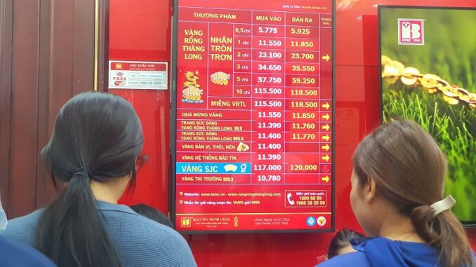 Giá vàng chiều nay 26/5: Lao dốc không phanh, tiệm vàng xả hàng, bất ngờ lượng khách đến mua bán Giá vàng chiều nay 26/5: Lao dốc không phanh, tiệm vàng xả hàng, bất ngờ lượng khách đến mua bán