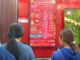 Giá vàng chiều nay 26/5: Lao dốc không phanh, tiệm vàng xả hàng, bất ngờ lượng khách đến mua bán